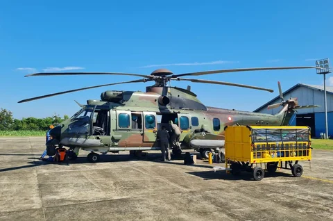 Helikopter TNI AU saat mengirimkan bantuan kemanusia  bagi warga terdampak banjir dan tanah longsor di wilayah Sibolga, Sumatera Utara, Minggu (31/22/2025).