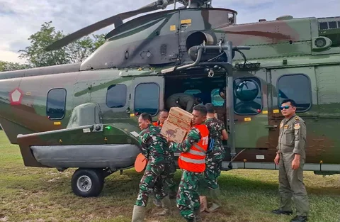 Helikopter TNI AU saat mengirimkan bantuan kemanusia  bagi warga terdampak banjir dan tanah longsor di wilayah Sibolga, Sumatera Utara, Minggu (31/22/2025).