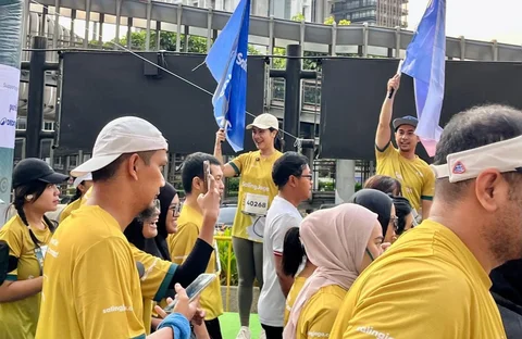 Wakil Menteri Kependudukan dan Pembangunan Keluarga/Wakil Kepala BKKBN, Ratu Ayu Isyana Bagoes Oka saat melepas peserta  Gelaran Run To Hero di Jalan Sudirman, Jakarta, Minggu (30/11/2025).