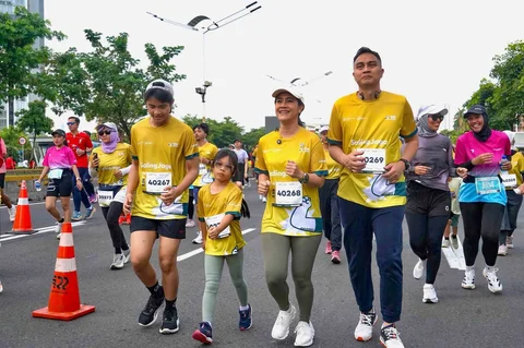 Wakil Menteri Kependudukan dan Pembangunan Keluarga/Wakil Kepala BKKBN, Ratu Ayu Isyana Bagoes Oka saat mengikuti Gelaran Run To Hero di Jalan Sudirman, Jakarta, Minggu (30/11/2025).