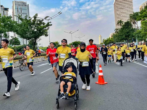 Peserta saat mengikuti Gelaran Run To Hero di Jalan Sudirman, Jakarta, Minggu (30/11/2025).