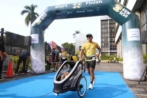 Peserta saat mengikuti Gelaran Run To Hero di Jalan Sudirman, Jakarta, Minggu (30/11/2025).
