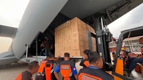 Koopsudnas Kerahkan Pesawat Distribusikan Logistik untuk Korban Bencana Banjir di Sumatera
