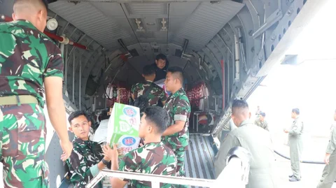 Koopsudnas Kerahkan Pesawat Distribusikan Logistik untuk Korban Bencana Banjir di Sumatera