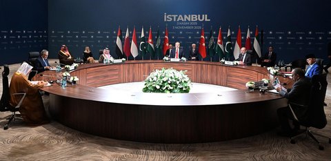 Menteri Negara Urusan Luar Negeri Qatar Sultan bin Saad bin Sultan Al Muraikhi, Wakil Perdana Menteri Pakistan dan Menteri Luar Negeri Mohammad Ishaq Dar, Menteri Luar Negeri Arab Saudi Pangeran Faisal bin Farhan Al-Saud, Menteri Luar Negeri Turki Hakan Fidan, Menteri Luar Negeri Yordania Ayman Safadi, Menteri Luar Negeri Indonesia Sugiono dan Menteri Negara Uni Emirat Arab (UEA) di Kementerian Luar Negeri Khalifa bin Shaheen Al Marar dari para menteri luar negeri dari negara-negara Muslim untuk membahas rencana perdamaian Gaza, di Istanbul, Senin (03/11/2025) waktu setempat