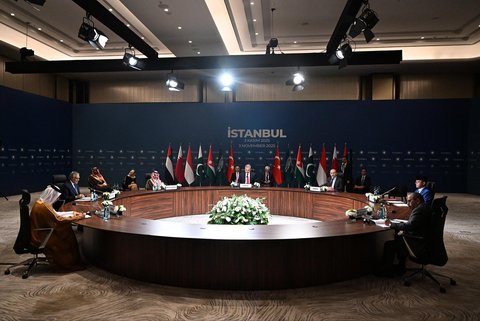 Menteri Negara Urusan Luar Negeri Qatar Sultan bin Saad bin Sultan Al Muraikhi, Wakil Perdana Menteri Pakistan dan Menteri Luar Negeri Mohammad Ishaq Dar, Menteri Luar Negeri Arab Saudi Pangeran Faisal bin Farhan Al-Saud, Menteri Luar Negeri Turki Hakan Fidan, Menteri Luar Negeri Yordania Ayman Safadi, Menteri Luar Negeri Indonesia Sugiono dan Menteri Negara Uni Emirat Arab (UEA) di Kementerian Luar Negeri Khalifa bin Shaheen Al Marar dari para menteri luar negeri dari negara-negara Muslim untuk membahas rencana perdamaian Gaza, di Istanbul, Senin (03/11/2025) waktu setempat