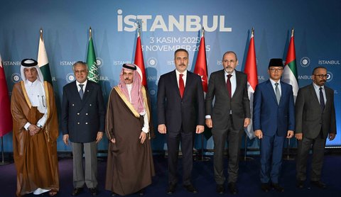 (dari kiri) Menteri Negara Urusan Luar Negeri Qatar Sultan bin Saad bin Sultan Al Muraikhi, Wakil Perdana Menteri Pakistan dan Menteri Luar Negeri Mohammad Ishaq Dar, Menteri Luar Negeri Arab Saudi Pangeran Faisal bin Farhan Al-Saud, Menteri Luar Negeri Turki Hakan Fidan, Menteri Luar Negeri Yordania Ayman Safadi, Menteri Luar Negeri Indonesia Sugiono dan Menteri Negara Uni Emirat Arab (UEA) di Kementerian Luar Negeri Khalifa bin Shaheen Al Marar berpose untuk foto keluarga selama pertemuan para menteri luar negeri dari negara-negara Muslim untuk membahas rencana perdamaian Gaza, di Istanbul Senin (03/11/2025) waktu setempat