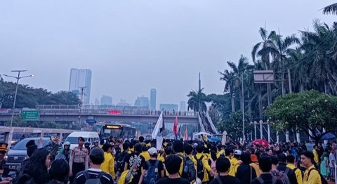Ribuan mahasiswa dari berbagai kampus di Jakarta menggelar unjuk rasa di depan Gedung DPR/MPR, menyuarakan tuntutan 17+8. Bagaimana aksi damai ini berakhir dan apa saja poin krusial yang mereka sampaikan?