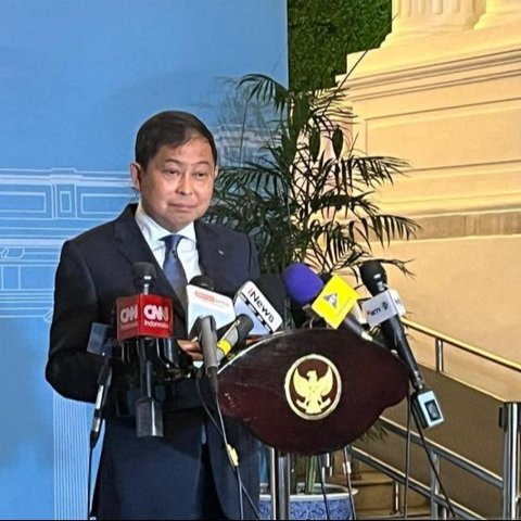 Mantan Menteri Perhubungan Ignasius Jonan bertemu Presiden Prabowo Subianto selama dua jam, namun menegaskan tidak membahas polemik Kereta Cepat, memicu pertanyaan tentang fokus utama pertemuan tersebut.