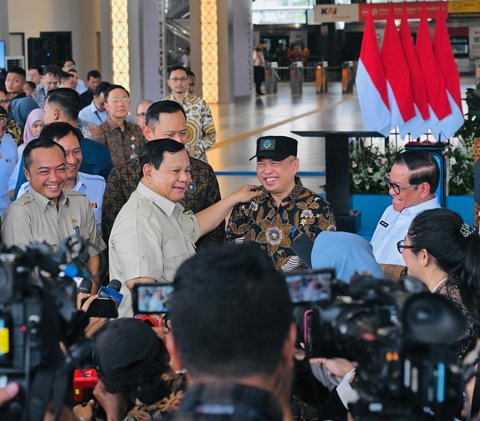 Momen Lucu Prabowo Buka Topi dan Cek Rambut Menhub Dudy