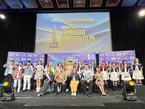 Dr. Naswardi, M.M, M.E (Ketua LSF), Gustav Aulia (Ketua Panitia Pelaksana Anugerah LSF 2025) dan Harsiwi Achmad&nbsp;(Direktur&nbsp;SCM) berpose bersama para pengisi acara Malam Anugerah Lembaga Sensor&nbsp;FIlm&nbsp;2025.