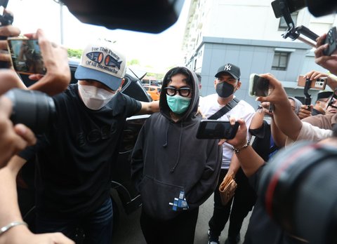 Musisi dan aktor Onadio Leonardo tiba di Mapolres Jakarta Barat usai menjalani asesmen di BNNP Cideng, Senin (03/11/2025).