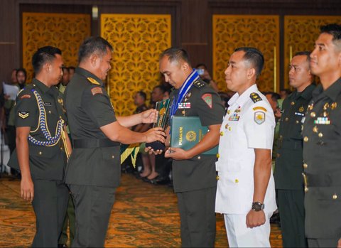 Kepala Staf Angkatan Darat (Kasad) Jenderal TNI Maruli Simanjuntak menyerahkan Piala Virajat kepada perwira terbaik saat menutup Pendidikan Reguler (Dikreg) LXVI Seskoad Tahun Ajaran 2025 di Bandung, Selasa (04/11/2025).