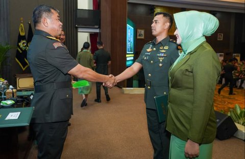 Kepala Staf Angkatan Darat (Kasad) Jenderal TNI Maruli Simanjutak  memberikan selamat  kepada perwira terbaik saat menutup Pendidikan Reguler (Dikreg) LXVI Seskoad Tahun Ajaran 2025 di Bandung, Selasa (04/11/2025).