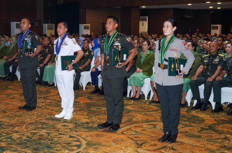 Para perwira dengan predikat lulusan terbaik Pendidikan Reguler (Dikreg) LXVI Seskoad Tahun Ajaran 2025 di Bandung, Selasa 0(04/11/2025).