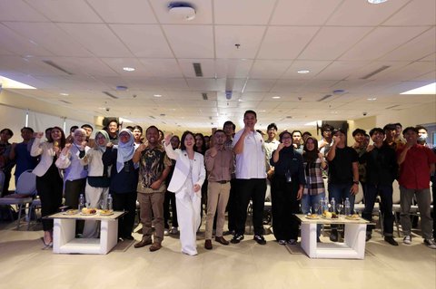 Para pembicara dan peserta Upstream Force We Are The Energy berfoto bersama usai seminar di Auditorium Lantai 2 Gedung Interdisciplinary Engineering Fakultas Teknik Universitas Indonesia (IDE FTUI), Depok, Jawa Barat, Selasa (4/11/2025).