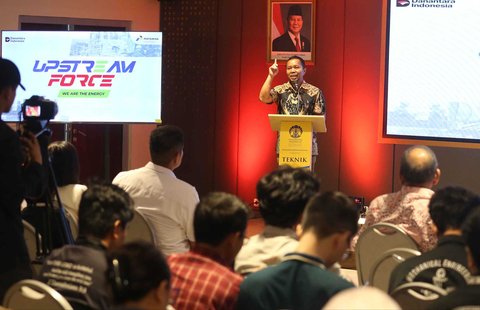: Chief Content Officer (CCO) Kapanlagi Youniverse (KLY), Wenseslaus Manggut memberi sambutan jelang seminar Upstream Force We Are The Energy di Auditorium Lantai 2 Gedung Interdisciplinary Engineering Fakultas Teknik Universitas Indonesia (IDE FTUI), Depok, Jawa Barat, Selasa (4/11/2025)