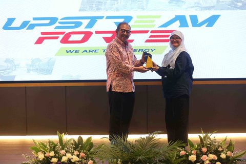 Wakil Dekan Fakultas Teknik Universitas Indonesia bidang Pendidikan, Penelitian, dan Kemahasiswaan, Prof Yanuar (kiri) saling bertukar cenderamata dengan Pjs Corporate Secretary PT Pertamina Hulu Energi, Fitri Erika sesaat sebelum seminar Upstream Force We Are The Energy di Auditorium Lantai 2 Gedung Interdisciplinary Engineering Fakultas Teknik Universitas Indonesia (IDE FTUI), Depok, Jawa Barat, Selasa (4/11/2025).