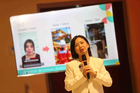 Founder of Start Your Content Academy, Victoria Wong, saat presentasi pada seminar Upstream Force We Are The Energy di Auditorium Lantai 2 Gedung Interdisciplinary Engineering Fakultas Teknik Universitas Indonesia (IDE FTUI), Depok, Jawa Barat, Selasa (4/11/2025).