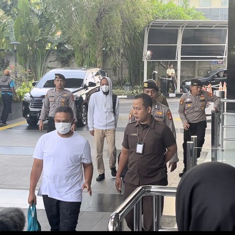 Gubernur Riau Abdul Wahid tiba di Gedung KPK