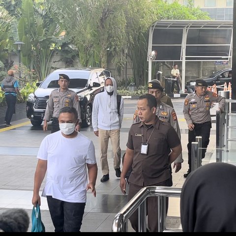 Gubernur Riau Abdul Wahid tiba di Gedung KPK