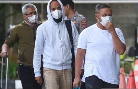 Gubernur Riau Abdul Wahid digiring petugas saat tiba di Gedung Merah Putih KPK, Jakarta, Selasa (4/11/2025). (Antara)