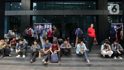 Sejumlah pencari kerja memadati arena Job Fair di kawasan Jakarta, Rabu (27/11/2019). Job Fair tersebut digelar dengan menawarkan lowongan berbagai sektor untuk mengurangi angka pengangguran.