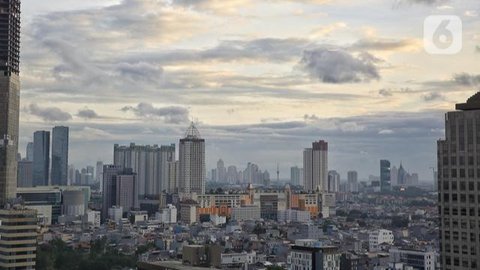Pemandangan gedung perkantoran dan pusat perbelanjaan di Jakarta, Selasa (5/4/2022). Bank Dunia menurunkan proyeksi pertumbuhan ekonomi Indonesia pada tahun 2022 menjadi 5,1 persen pada April