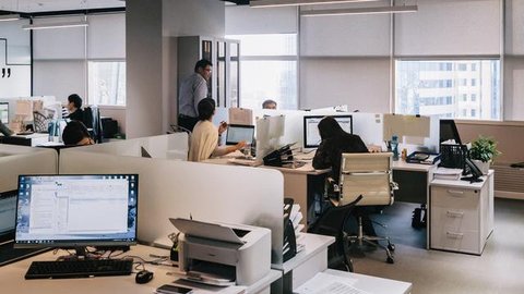 Ilustrasi karyawan, bekerja, suasana kantor. (Photo by Damir Kopezhanov on Unsplash)