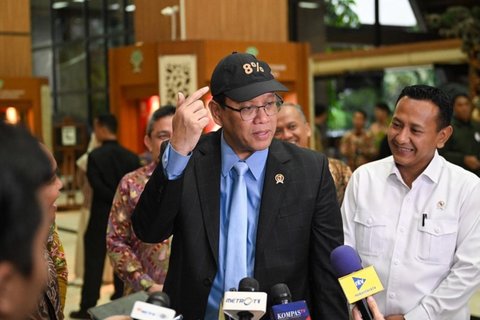 Tandatangani MoU dengan Menteri Kehutanan Raja Juli Antoni, Menteri Keuangan (Menkeu Purbaya Yudhi Sadewa pamer topi 8%. (Dok Instagram @Menkeuri)