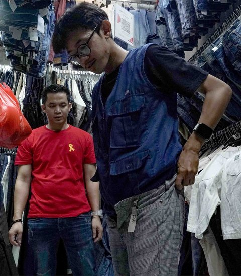 Pedagang melayani pembeli pakaian bekas yang dijual di Pasar Senen, Jakarta, Jumat (05/11/2025).