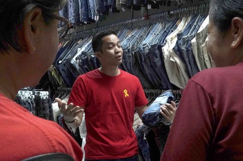 Pedagang melayani pembeli pakaian bekas yang dijual di Pasar Senen, Jakarta, Jumat (05/11/2025).