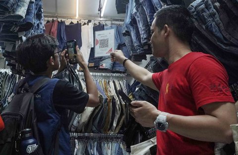 Pembeli memilih pakaian bekas  dijual di Pasar Senen, Jakarta, Jumat (05/11/2025).