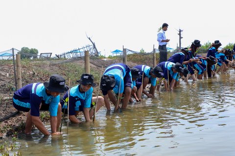 BRI Ajak Generasi Muda Jaga Ekosistem Lingkungan Melalui Penanaman Mangrove dan Pengelolaan Limbah Plastik