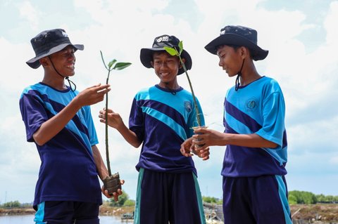 BRI Ajak Generasi Muda Jaga Ekosistem Lingkungan Melalui Penanaman Mangrove dan Pengelolaan Limbah Plastik