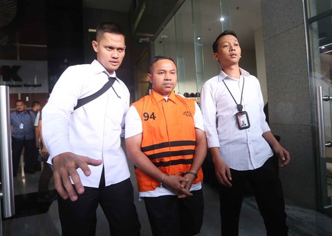 Gubernur Riau Abdul Wahid menggunakan rompi tahanan usai menjalani pemeriksaan di Gedung Merah Putih KPK, Jakarta, Rabu (5/11/2025)