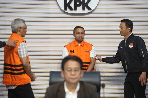 Gubernur Riau Abdul Wahid menggunakan rompi tahanan sebelum konpers di Gedung Merah Putih KPK, Jakarta, Rabu (5/11/2025).