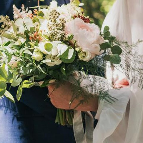 Ilustrasi konsep nikah sederhana dan simpel/Copyright unsplash/Julia Solonina