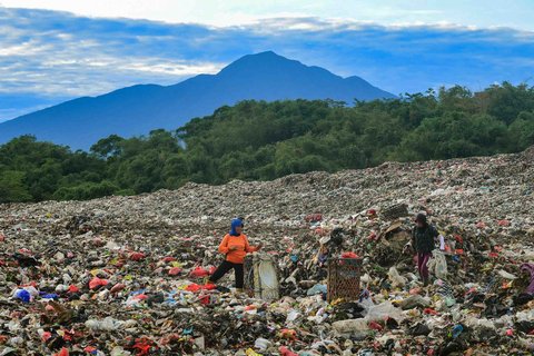 Warga mengumpulkan sampah plastik dengan latar belakang  Gunung Salak di TPA Galuga, Bogor, Kamis (06/22/2025). Kementerian Lingkungan Hidup meminta seluruh TPA yang masih menggunakan sistem open dumping di wilayah Jabodetabek untuk segera melakukan capping atau penutupan tumpukan sampah guna mencegah pencemaran lingkungan dan penyebaran mikroplastik.