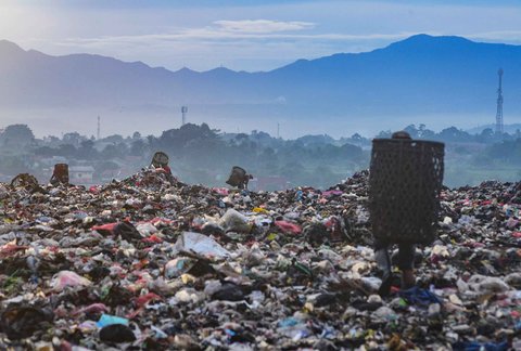 Warga mengumpulkan sampah plastik dengan latar belakang  perbukitan  di TPA Galuga, Bogor, Kamis (06/22/2025). Kementerian Lingkungan Hidup meminta seluruh TPA yang masih menggunakan sistem open dumping di wilayah Jabodetabek untuk segera melakukan capping atau penutupan tumpukan sampah guna mencegah pencemaran lingkungan dan penyebaran mikroplastik.