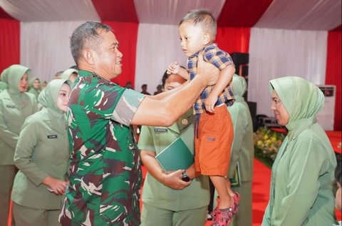 Kasad Jenderal Maruli menggendong anak prajurit TNI AD saat kunjungan kerjanya di Makodam II/Sriwijaya, Palembang, Rabu (5/11/2025).