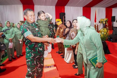Kasad Jenderal Maruli menggendong anak prajurit TNI AD saat kunjungan kerjanya di Makodam II/Sriwijaya, Palembang, Rabu (5/11/2025).