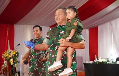 Kasad Jenderal Maruli menggendong anak prajurit TNI AD saat kunjungan kerjanya di Makodam II/Sriwijaya, Palembang, Rabu (5/11/2025).