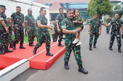 Kasad Jenderal Maruli menggendong anak prajurit TNI AD saat kunjungan kerjanya di Makodam II/Sriwijaya, Palembang, Rabu (5/11/2025).