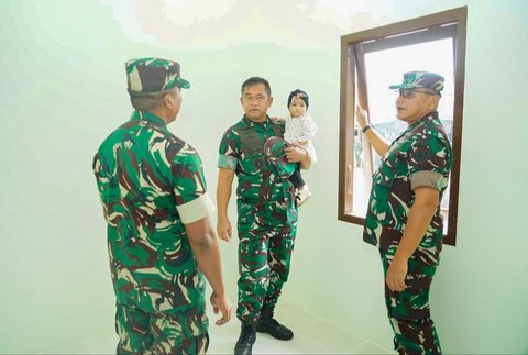 Kasad Jenderal Maruli menggendong anak prajurit TNI AD saat kunjungan kerjanya di Makodam II/Sriwijaya, Palembang, Rabu (5/11/2025).