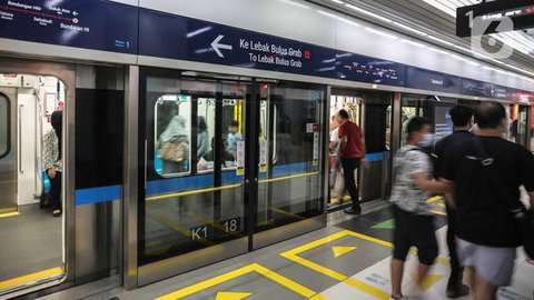 Penumpang menaiki moda transportasi MRT di Stasiun Bundaran HI, Jakarta, Sabtu (18/2/2023). Dengan dijadikannya MRT Jakarta sebagai objek vital, pengamanan terhadap jalur, stasiun, depo, h