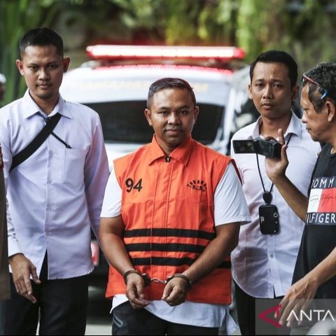 KPK menduga Gubernur Riau Abdul Wahid sempat curiga dan bersembunyi di kafe saat operasi tangkap tangan (OTT) berlangsung, setelah Kepala UPT Dinas PUPRPKPP Riau tertangkap membawa uang.