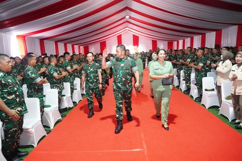 Kasad Jenderal TNI Maruli Simanjuntak saat memberikan pengarahan kepada prajurit, PNS, dan anggota Persit Kartika Chandra Kirana (KCK) dalam kunjungan kerjanya di Makodam II/Sriwijaya, Palembang, Rabu (5/11/2025).
