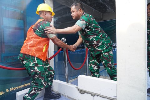 Kasad Jenderal TNI Maruli Simanjuntak saat memberikan pengarahan kepada prajurit, PNS, dan anggota Persit Kartika Chandra Kirana (KCK) dalam kunjungan kerjanya di Makodam II/Sriwijaya, Palembang, Rabu (5/11/2025).
