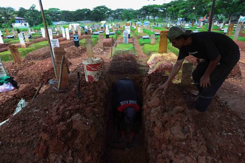 Petugas Suku Dinas Pertamanan dan Hutan Jakarta Selatan tampak menyiapkan lubang makam di Tempat Pemakaman Umum (TPU) Tanah Kusir, Rabu (5/11/2025).